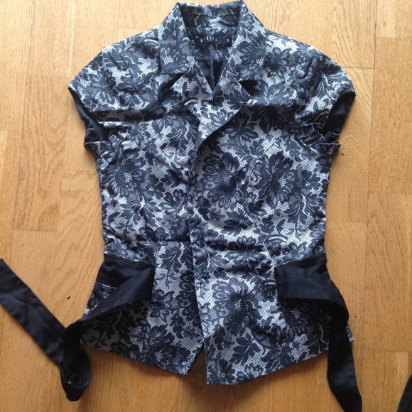 Mohito Short-sleeve Floral Blouse Jacket with Tie Waist Belt - Picture 5 of 13